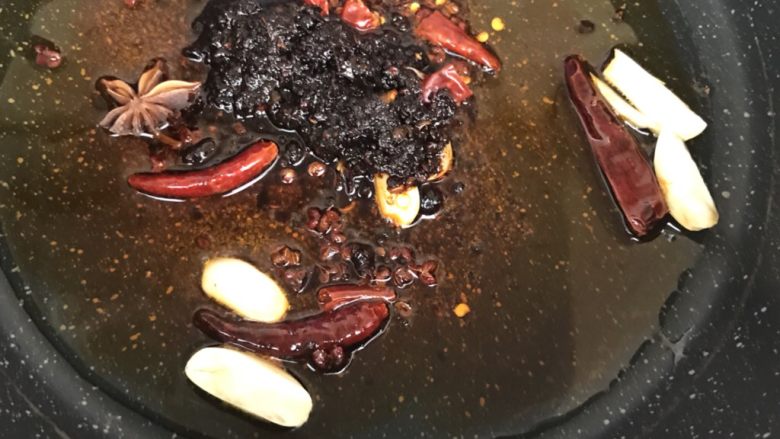 麻辣香锅,随后把火锅底料倒入锅中一起慢慢煸炒，一定都用小火哦，火大了容易外溅和糊锅底