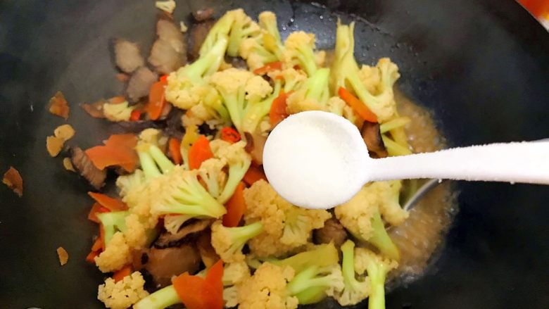 创意料理の胡萝卜酱肉炒菜花,翻炒至汤汁收紧,加一丢丢细盐