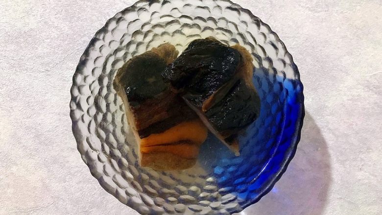 创意料理の胡萝卜酱肉炒菜花,<a style='color:red;display:inline-block;' href='/shicai/ 1103'>酱肉</a>清洗一下之后用适量温开水浸泡,备用