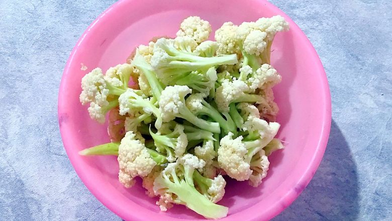 创意料理の胡萝卜酱肉炒菜花,<a style='color:red;display:inline-block;' href='/shicai/ 63'>菜花</a>剪成小朵,老梗就不要了