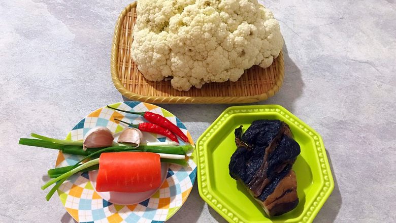 创意料理の胡萝卜酱肉炒菜花,首先我们准备好所有食材