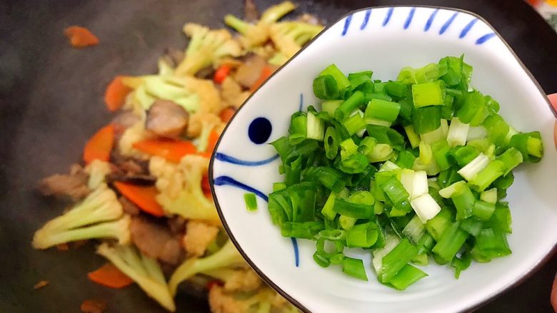 创意料理の胡萝卜酱肉炒菜花,下葱花