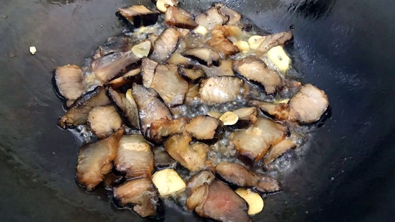 创意料理の胡萝卜酱肉炒菜花,转中火,煸炒至酱肉变色