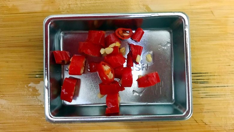 创意料理の胡萝卜酱肉炒菜花,小红椒洗净,如图所示,切圈,备用