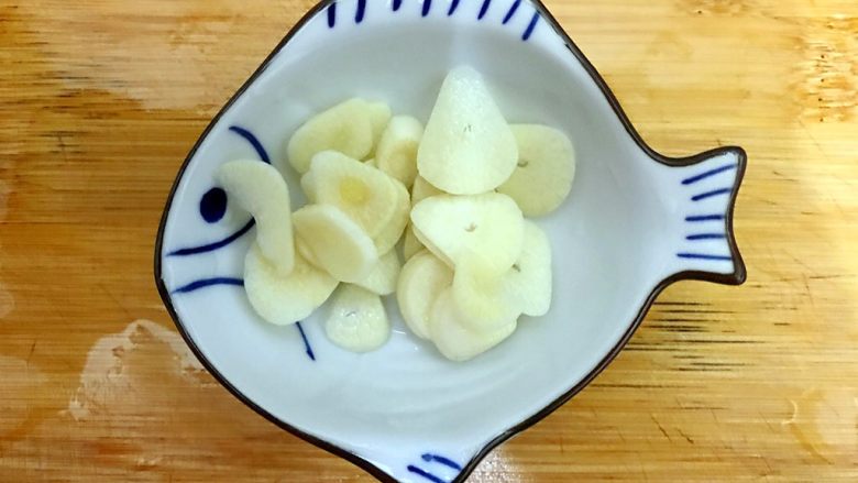 创意料理の胡萝卜酱肉炒菜花,<a style='color:red;display:inline-block;' href='/shicai/ 2794'>大蒜</a>去皮,洗净,如图所示,切成薄片,备用