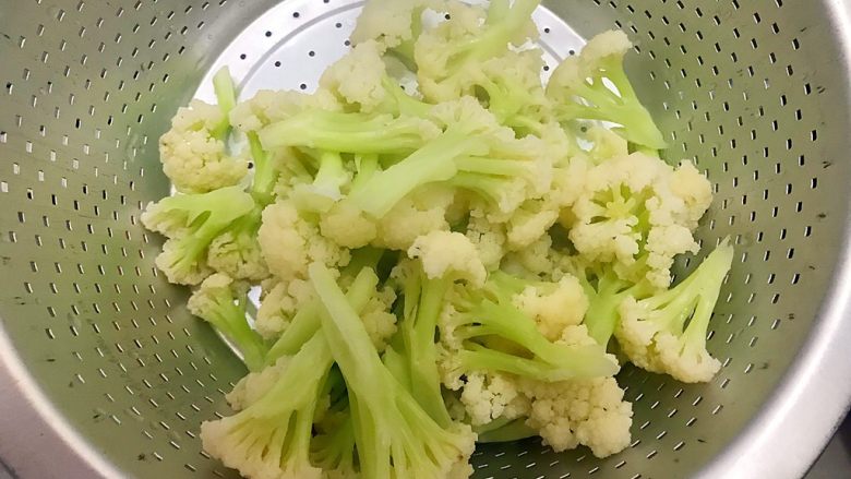 创意料理の胡萝卜酱肉炒菜花,捞出菜花,沥干水分,备用