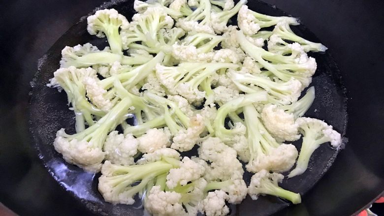 创意料理の胡萝卜酱肉炒菜花,水开后入菜花,煮至菜花断生,约摸两分钟左右