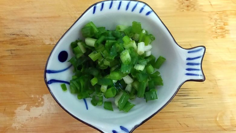 创意料理の胡萝卜酱肉炒菜花,<a style='color:red;display:inline-block;' href='/shicai/ 157'>小葱</a>洗净,切圈,备用