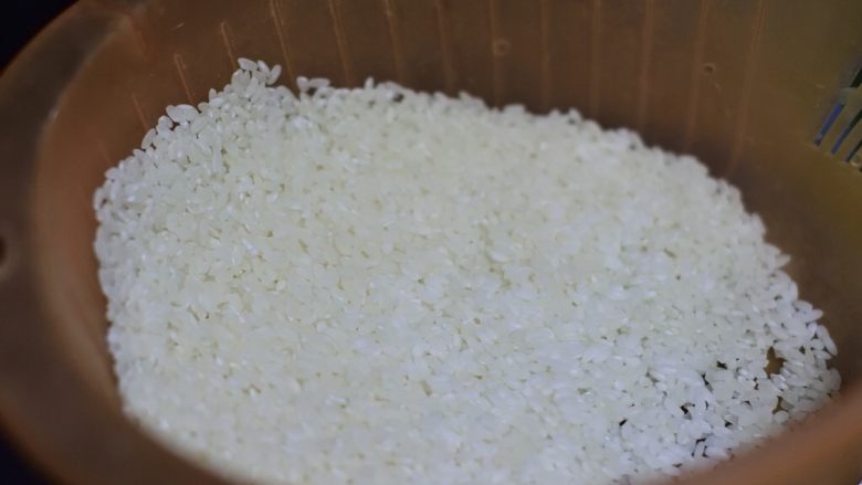美味不打折的纯素菜饭,提前半小时淘米,沥<a style='color:red;display:inline-block;' href='/shicai/ 156925'>水</a>。