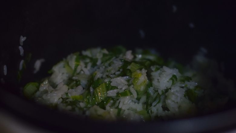 美味不打折的纯素菜饭,开盖倒入青菜,拌匀。