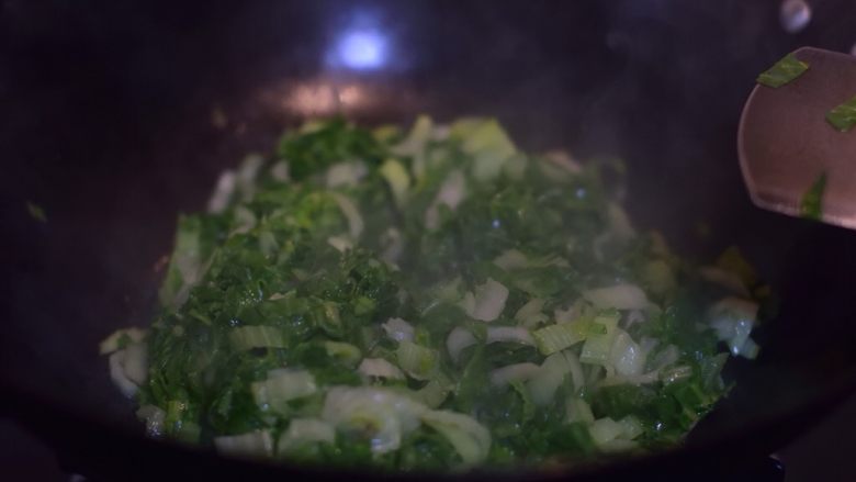 美味不打折的纯素菜饭,将青菜炒瘪。看自己喜好,加蔬菜精或味精。