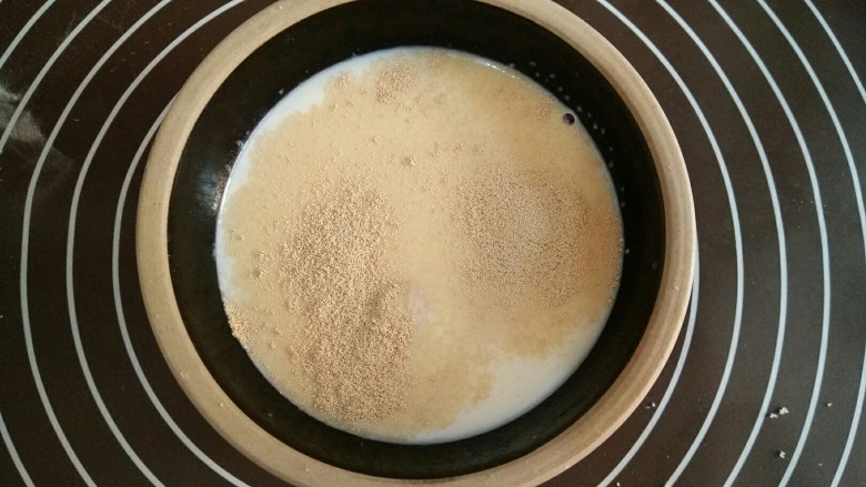 甜甜圈,<a style='color:red;display:inline-block;' href='/shicai/ 219'>牛奶</a>加热到40度左右，溶解酵母。