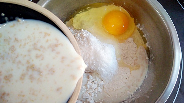 甜甜圈,将高筋粉，<a style='color:red;display:inline-block;' href='/shicai/ 3729'>白糖</a>，<a style='color:red;display:inline-block;' href='/shicai/ 1124'>奶粉</a>混合，打入一个<a style='color:red;display:inline-block;' href='/shicai/ 9'>鸡蛋</a>，将牛奶溶解的酵母少量多次倒入。