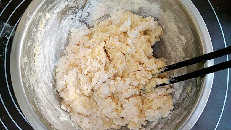 甜甜圈,用筷子搅拌均匀后揉成面团。
