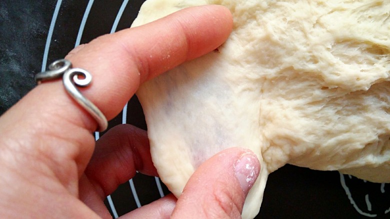 甜甜圈,揉大概20几分钟后至完全阶段，能拉出膜的感觉，还没到手套膜的阶段。