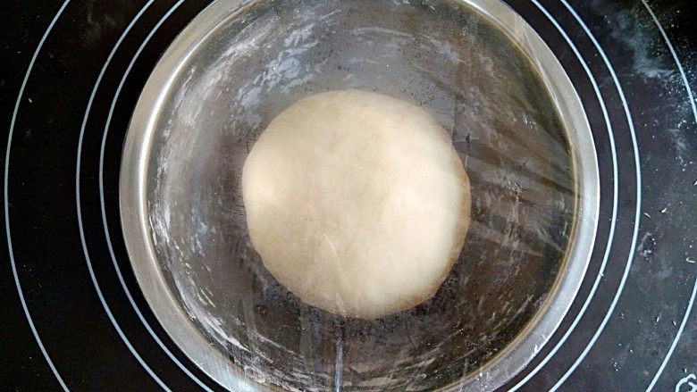 甜甜圈,揉圆，放进容器，盖保鲜膜醒发。