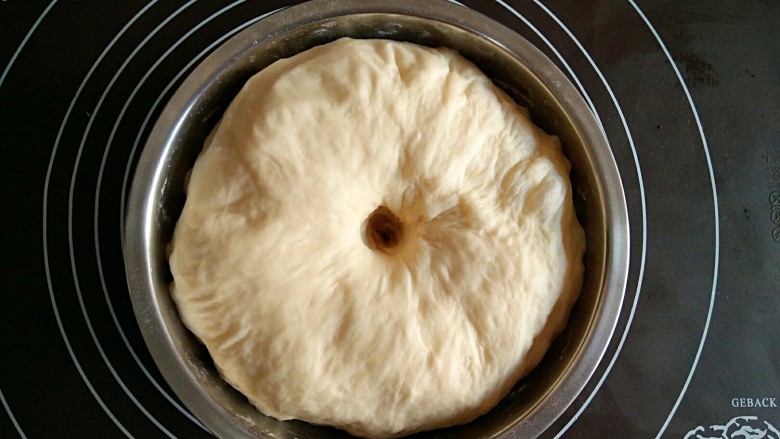 甜甜圈,发酵至两倍大，取出来排气，松弛10分钟。醒发没有准确的时间规定，具体还要看发酵的状态，即，用手指轻轻按下去，如果快速反弹，说明还没有发酵到位，如果按下去不反弹，说明已经发酵过头了，只有慢慢弹起来才算发酵好。