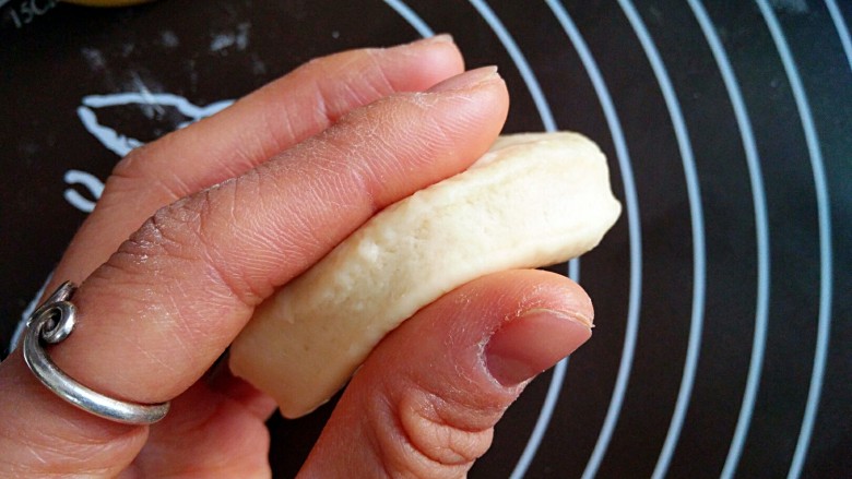 甜甜圈,看一下面饼的厚度，1厘米左右。