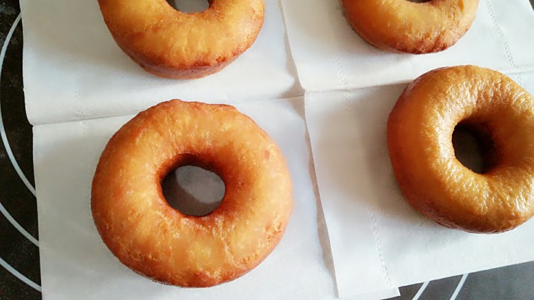 甜甜圈,捞出后放在吸油纸上吸一下油。