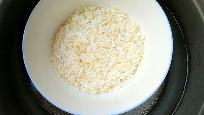 甜甜圈,巧克力碎隔水加热融化。