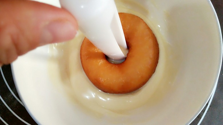 甜甜圈,将甜甜圈一面放入融化的巧克力中。