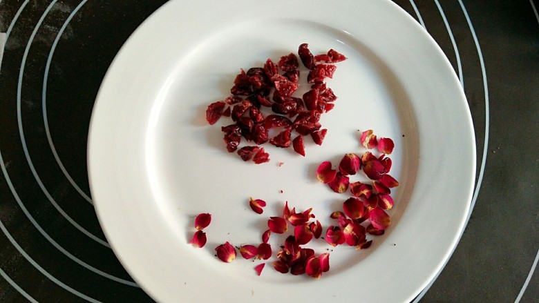 甜甜圈,蔓越莓根据需要切小块，小玫瑰把花瓣取下来。