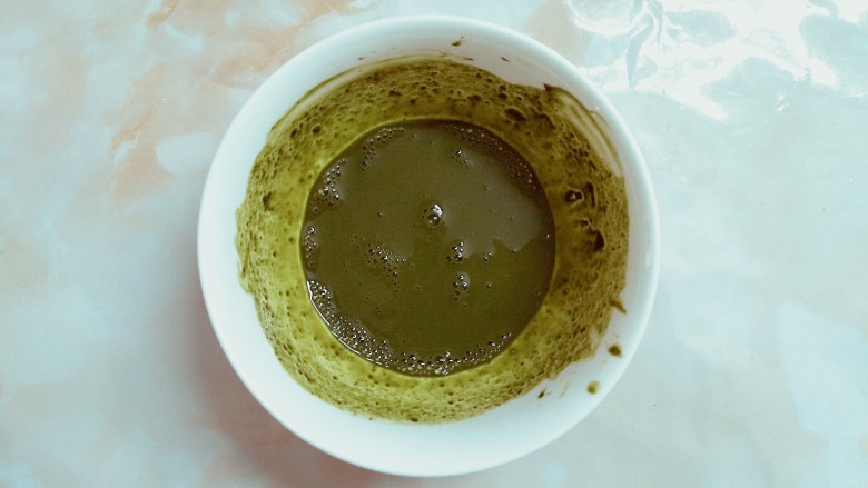 抹茶戚风草莓芒果慕斯蛋糕盆栽,抹茶粉加热开水搅拌至融化!