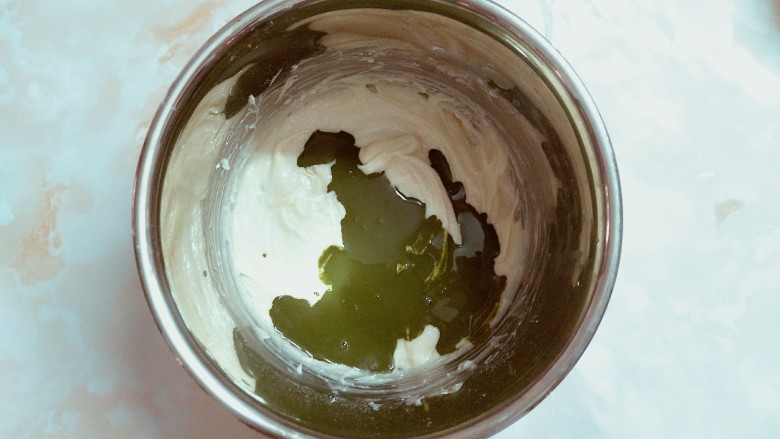 抹茶戚风草莓芒果慕斯蛋糕盆栽,等低粉搅拌均匀加入抹茶液一起搅拌!