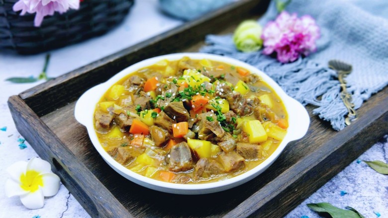 #米饭的伴侣#咖喱牛肉炖胡萝卜土豆,盛出装盘,撒上葱花,熟芝麻。