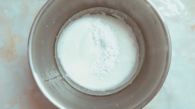 抹茶戚风草莓芒果慕斯蛋糕盆栽,继续搅打至泡沫细腻,加入剩余的二分之一糖粉!