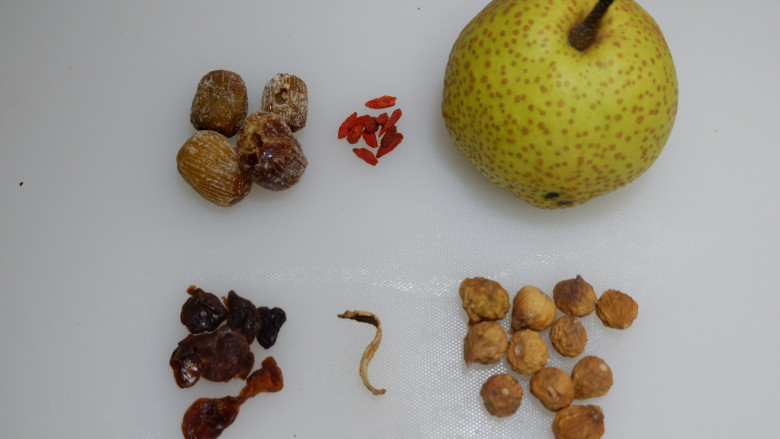 百变水果—鸭梨无花果美容糖水,所有食材洗净准备好。
