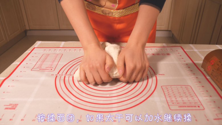 在家自制安全橡皮泥 ,按揉,让面团更柔软。如果面团太干,可以加水继续揉。