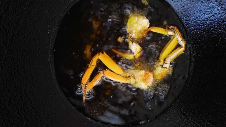 豉香蟹,锅中倒入油250克,五成热时,将螃蟹放入炸熟,蟹盖要后放,在其他蟹身八成熟时放入即可。炸熟后捞出。