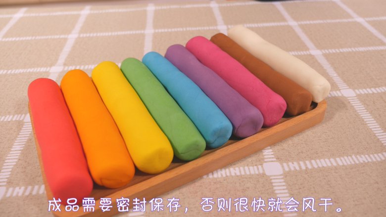 在家自制安全橡皮泥 ,这次做了9种颜色,做好的橡皮泥有两种保存方法:1.用保鲜膜包裹起来 2.装入密封的小盒内。