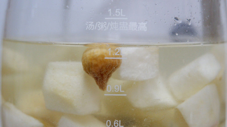 百变水果—鸭梨无花果美容糖水,加入1L的纯净水