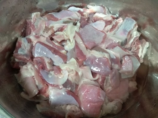 酸菜炖羊排,首先把羊排用冷水浸泡1-2小时以上,中途多换清水,去腥味,清洗干净去血水