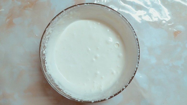 抹茶戚风草莓芒果慕斯蛋糕盆栽,将打发好的奶油和草莓液混合到一起!我的草莓液减少,颜色看起来不明显!