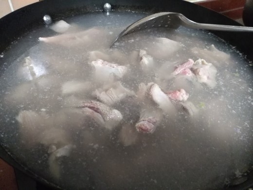 酸菜炖羊排,凉水下锅,水开后焯水3-5分钟