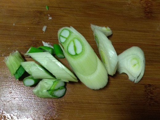酸菜炖羊排,切点葱花,这个葱是从老家带回来的,自己家种的,一点点就很有味道,市场上卖的没有这个葱有味道