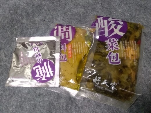 酸菜炖羊排,买的这种做酸菜鱼成品的酸菜,最小袋是淀粉没用到,酸菜和酱料包都用了