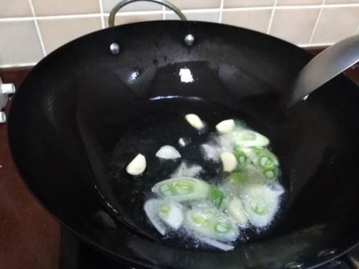 酸菜炖羊排,热锅凉油烧至微微冒一点青烟时放入蒜瓣,葱