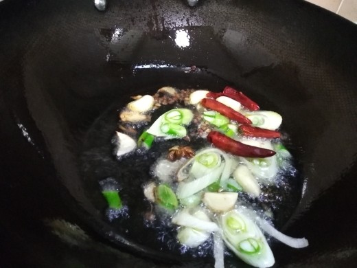 酸菜炖羊排,接着放入八角,花椒,干辣椒最后放爆香