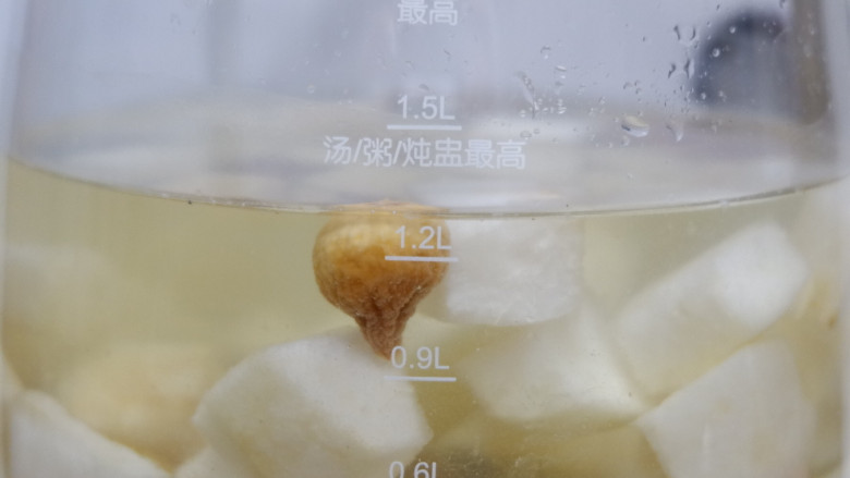 百变水果—鸭梨无花果美容糖水,距离程序结束15分钟的时候，加入枸杞和冰糖。