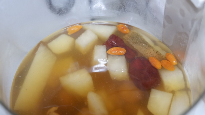 百变水果—鸭梨无花果美容糖水,煲好的糖水。滋补养颜