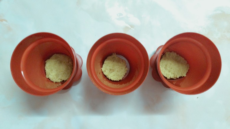 抹茶戚风草莓芒果慕斯蛋糕盆栽,三个小的圆形抹茶戚风蛋糕放盆栽底下!