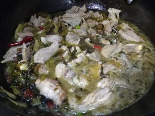 酸菜炖羊排,放入适量料酒,添加温水至羊排表层为宜