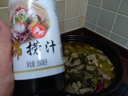 酸菜炖羊排,喜欢的可以加入一点捞汁,不喜欢也可以不加