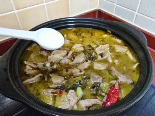 酸菜炖羊排,最后加入适量盐,因为酸菜本身就咸,所以我只加了小半勺,但是不加有一点点淡