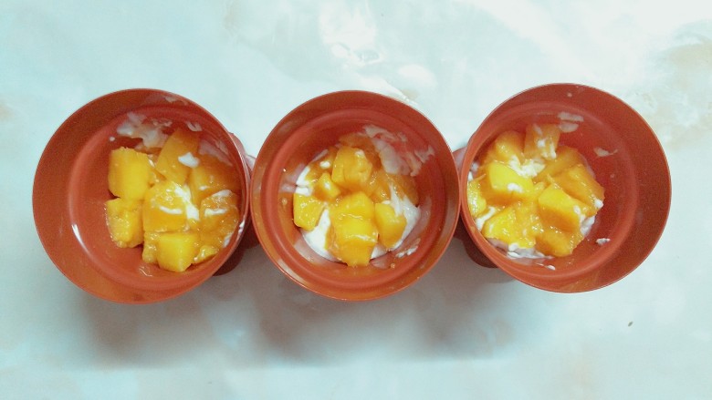 抹茶戚风草莓芒果慕斯蛋糕盆栽,在草莓慕斯液上放上芒果颗粒!