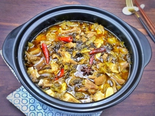 酸菜炖羊排,越炖越出油,味道越香,特别有食欲,大火烧开后慢火炖至40分钟就可以开吃了😘